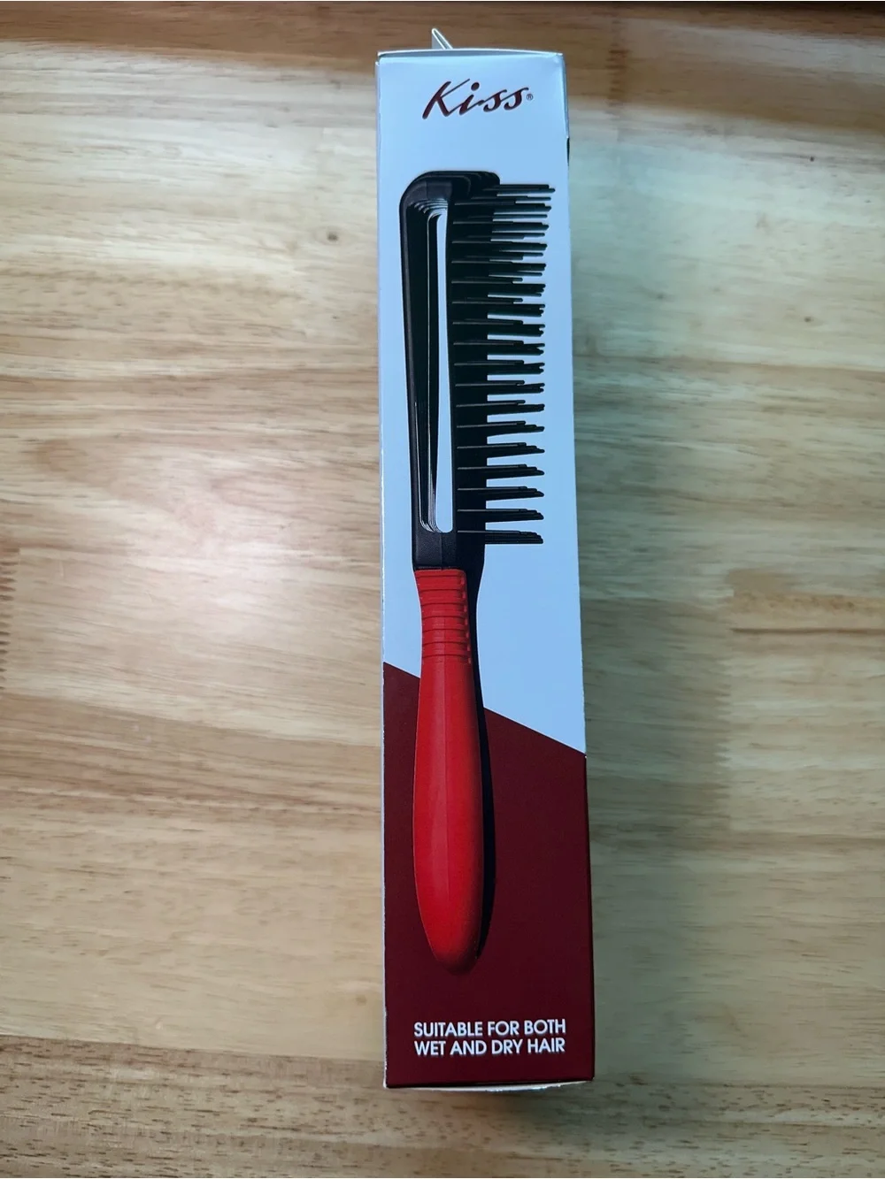 Kiss detangles hair